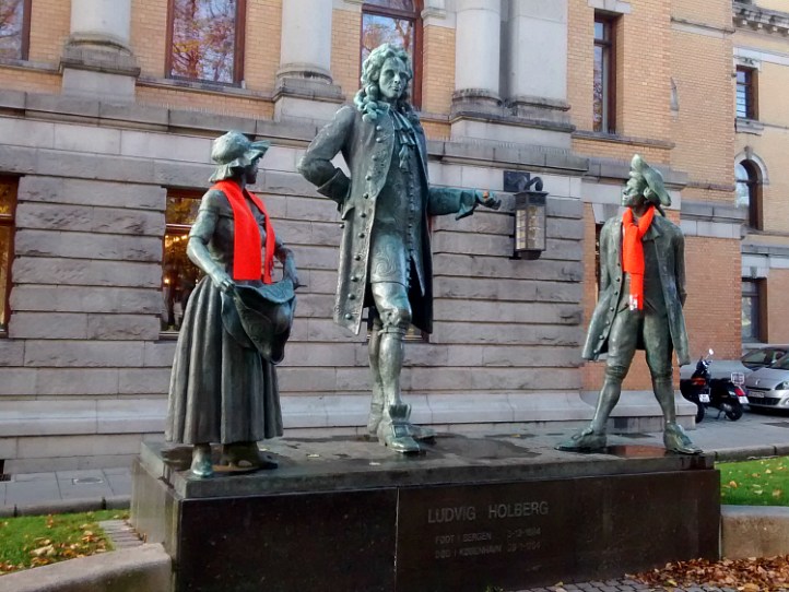 Oslo Statues with scarves
